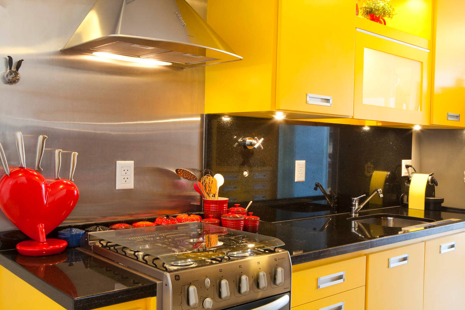 9 новых идей для дизайна кухонного фартука- фотографии
				