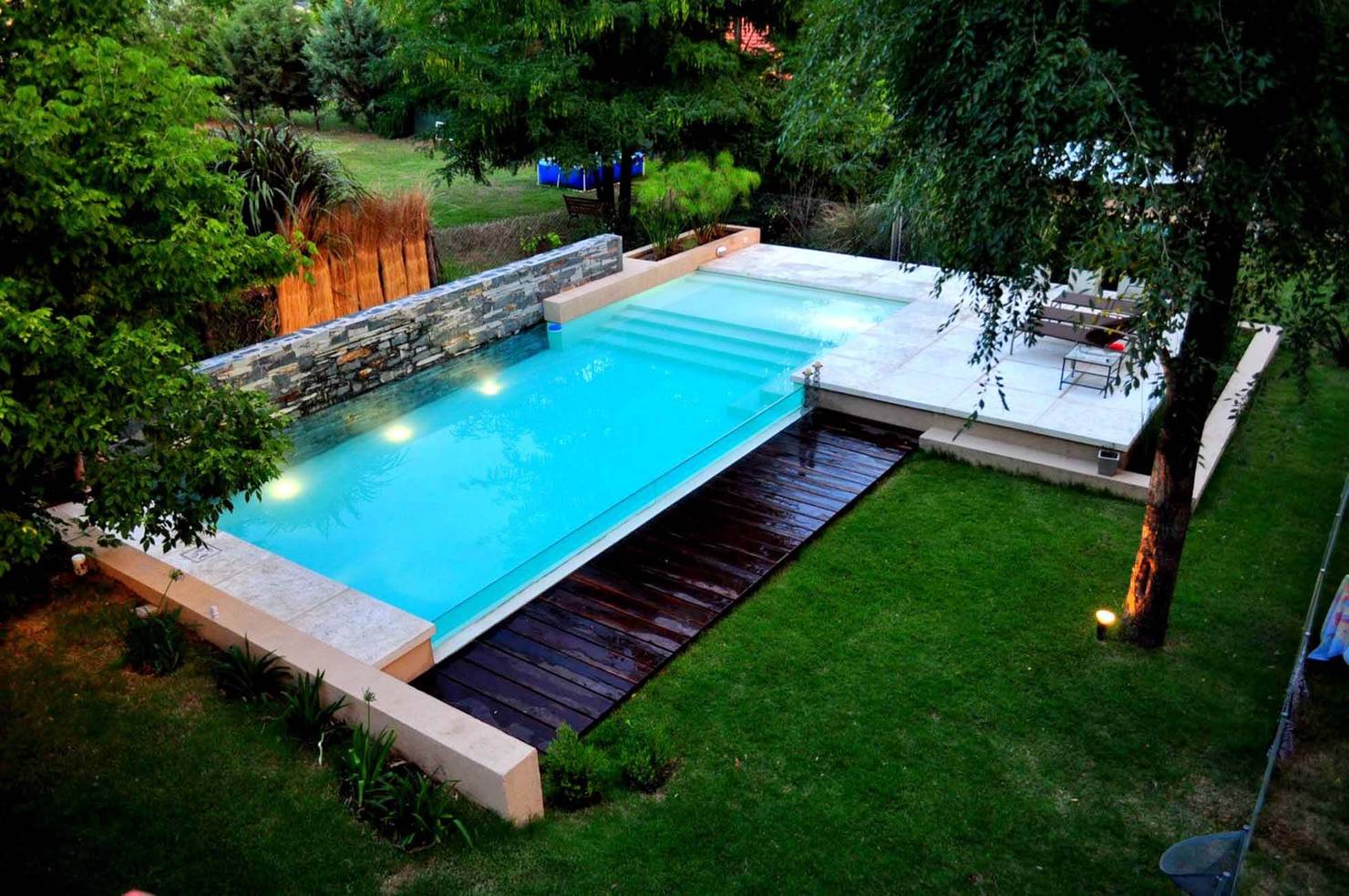 10 потрясающих бассейнов для вашего заднего дворика- фотографии
				