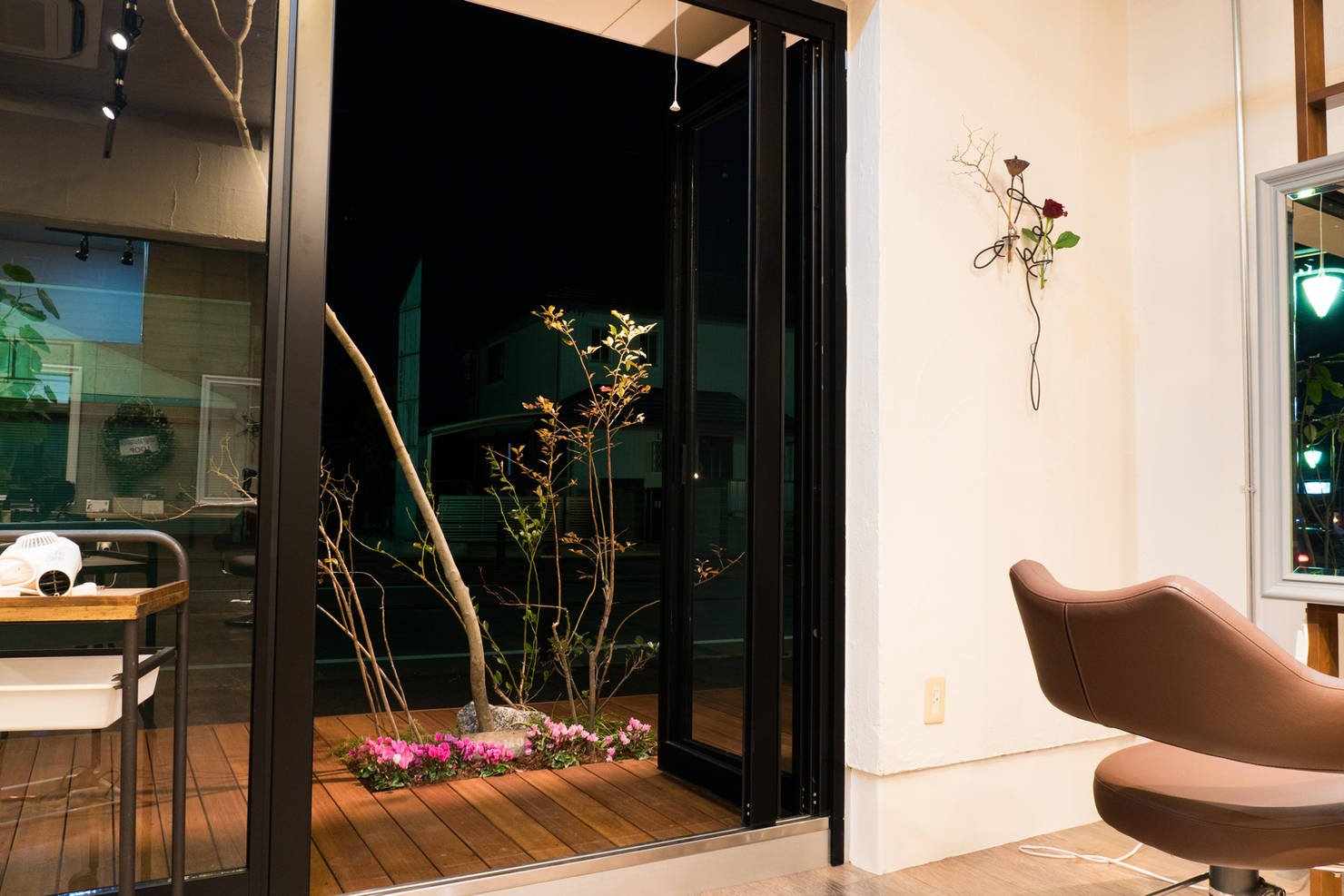 На фото - 10 фантастически современных идей для дизайна клумбы в саду
				