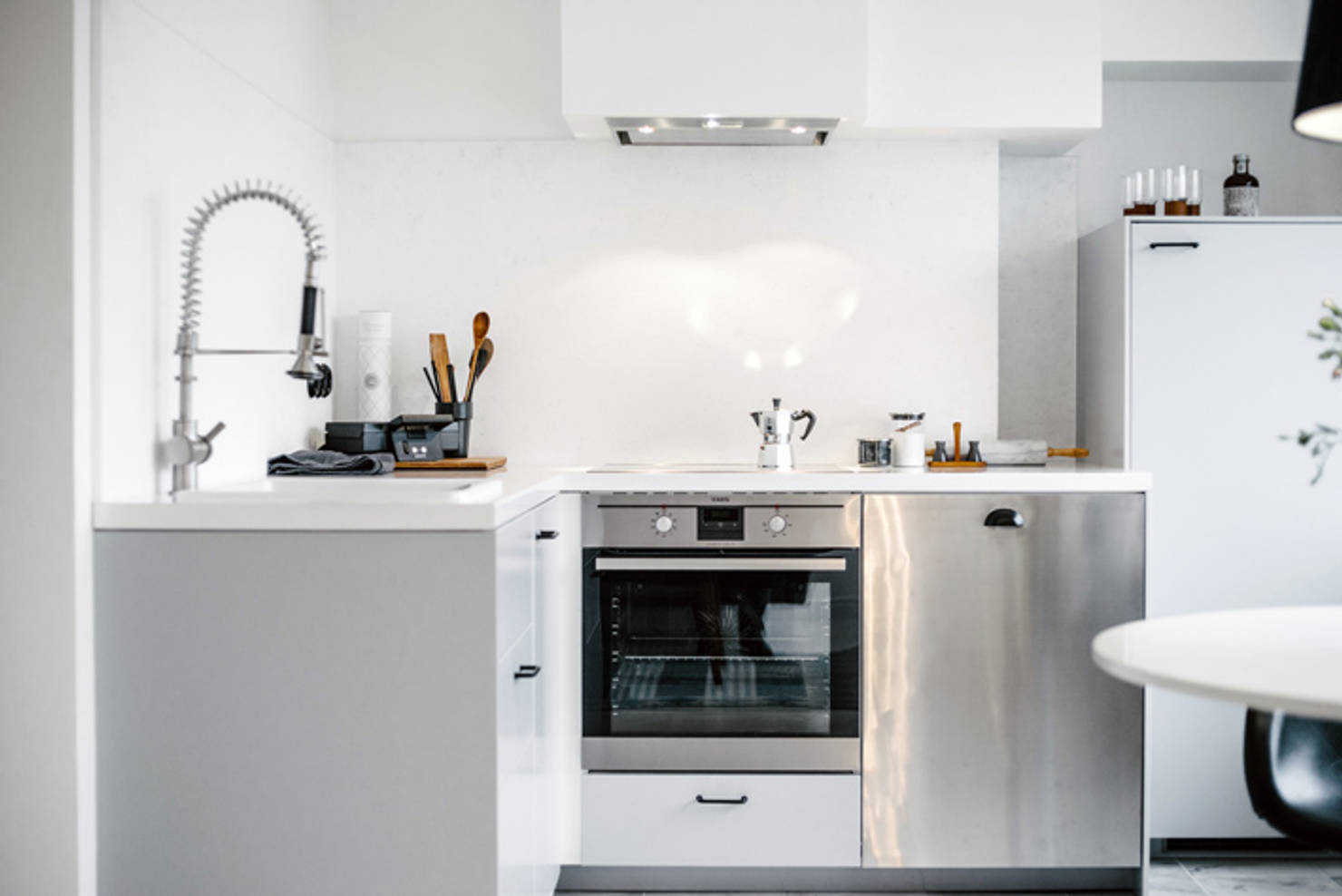 Küçük ama pratik mutfaklar: 10 örnek fotoğraf