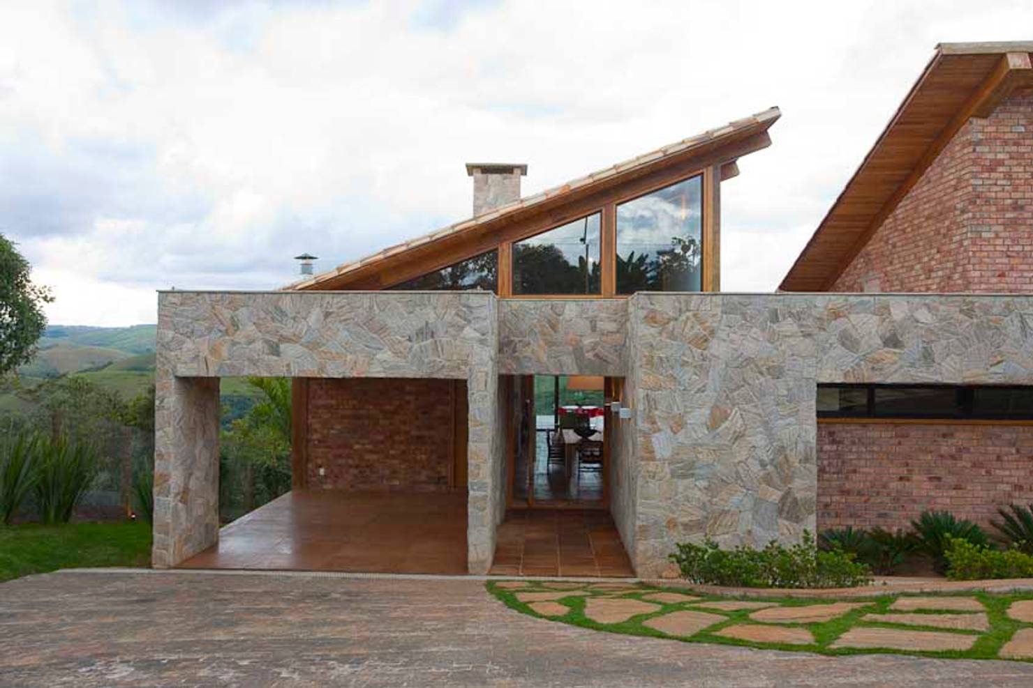 На фото - 13 фасадов дома с дизайном камнем
				
