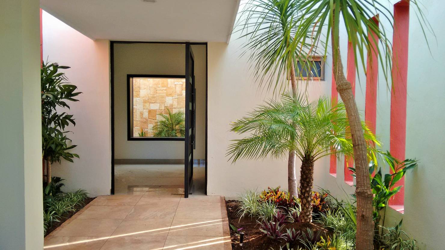 17 jardines para adornar la entrada de casa con mucho estilo