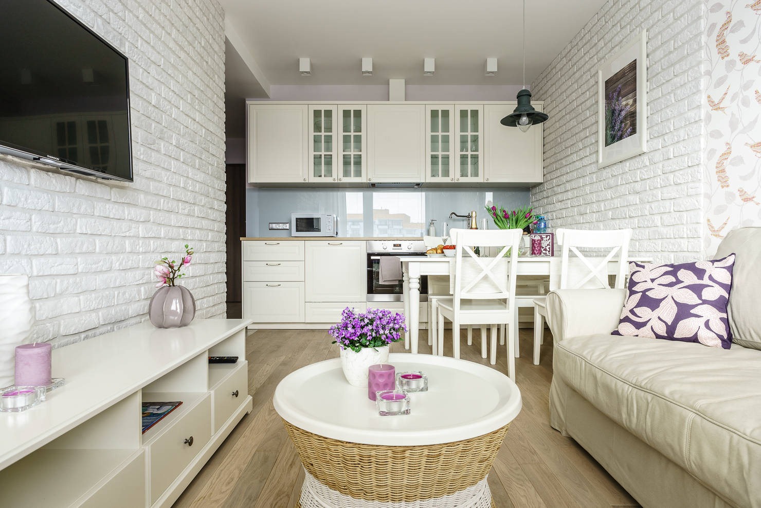 На фото - 11 фантастически красивых белых кухонь
				