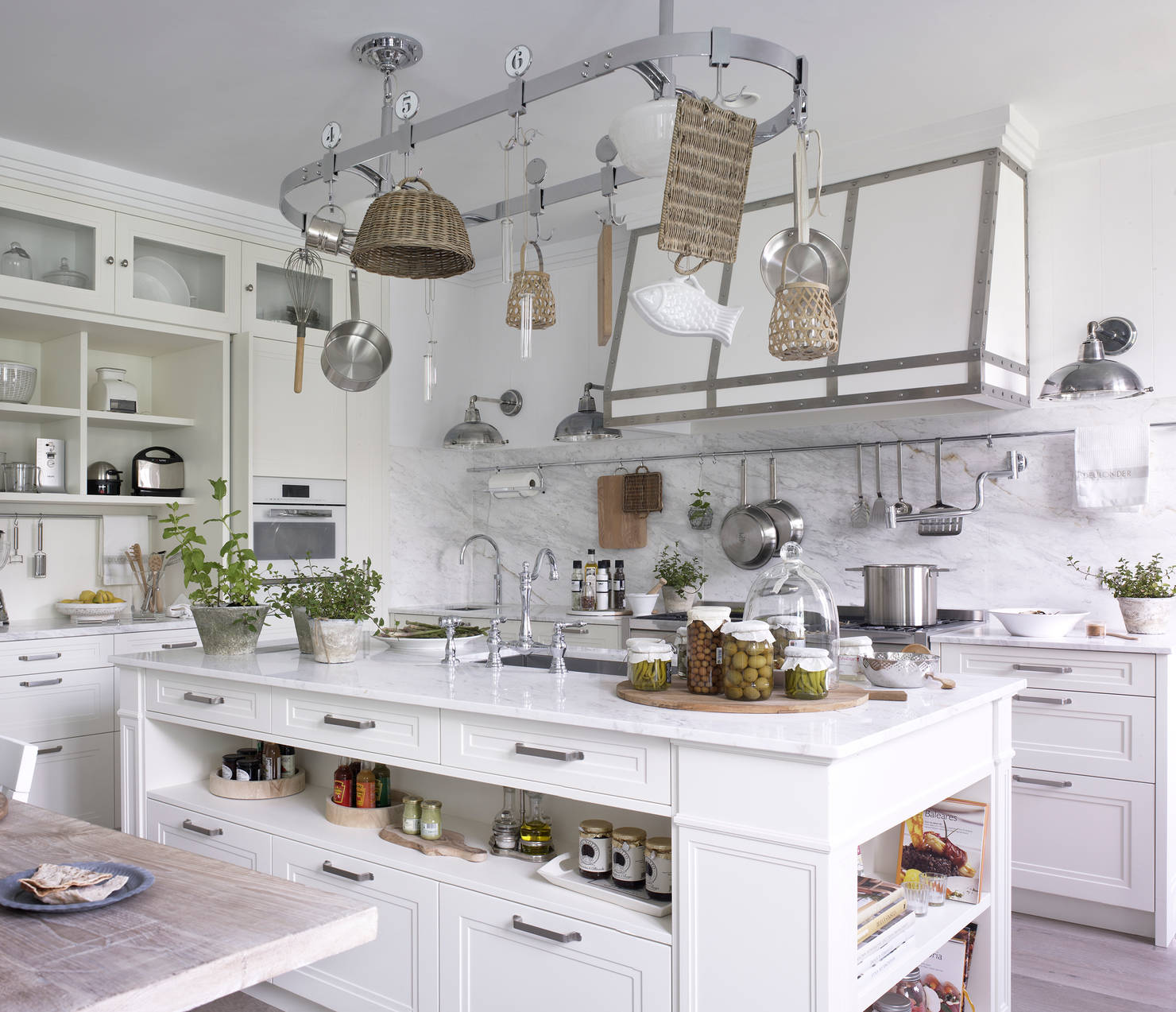 На фото - Как организовать пространство на вашей кухне: 9 простых шагов
				
