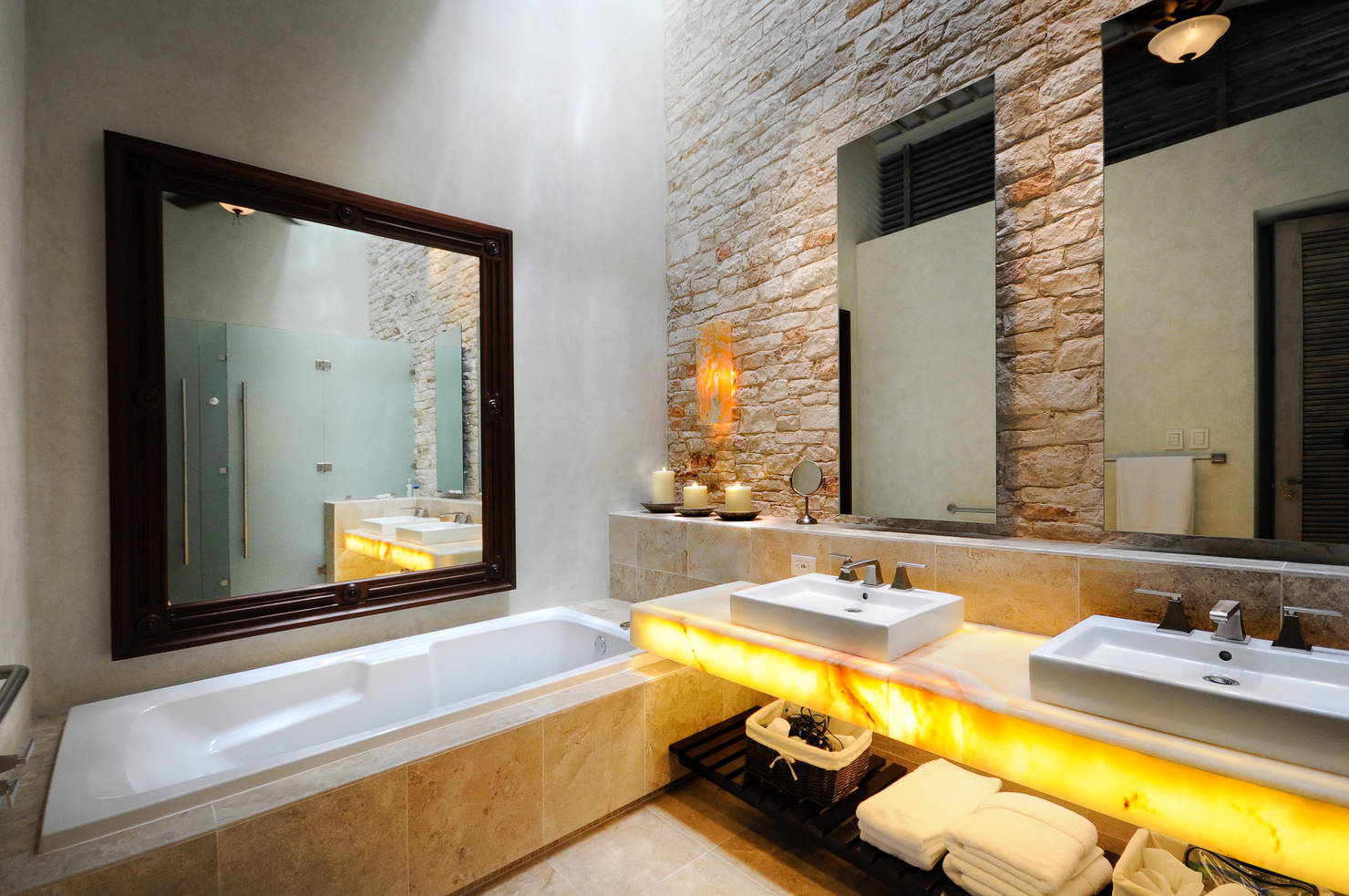 На фото - 10 красивых ванных комнат, оформленных натуральным камнем
				