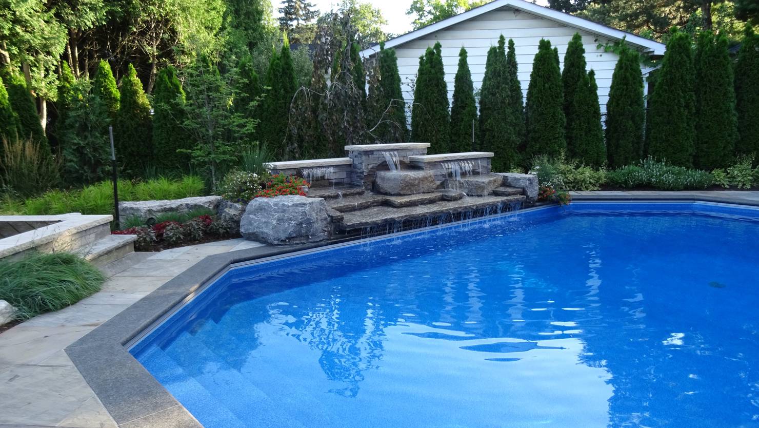 10 потрясающих бассейнов для вашего заднего дворика- фотографии
				