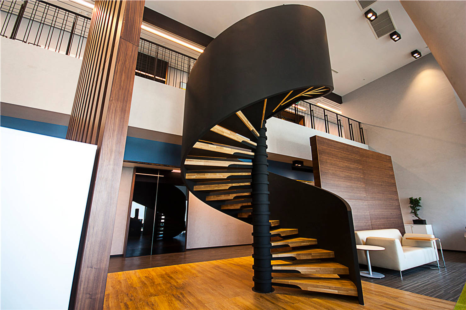 На фото - 15 современных примеров металлических лестниц
				