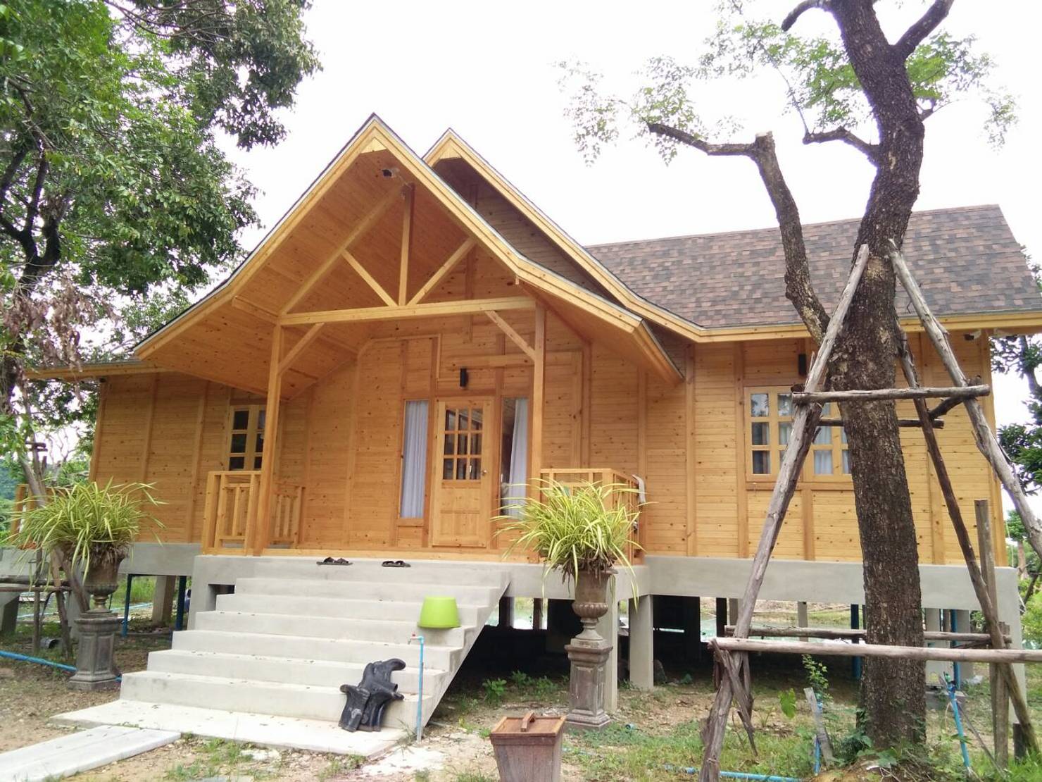 На этот раз мы рассматриваем интересный проект деревянного дома от компанииSUKJAI LOGCABIN PARTNERSHIP, которая строитдома в Таиланде.