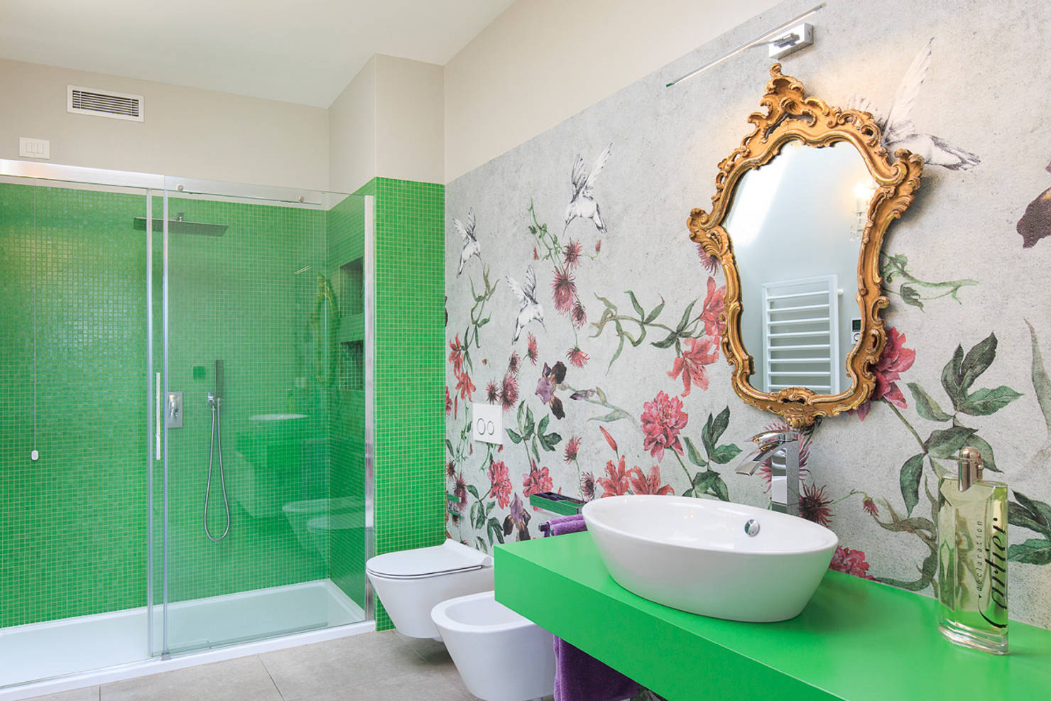На фото - 12 модных идей дизайна ванной в загородном доме
				