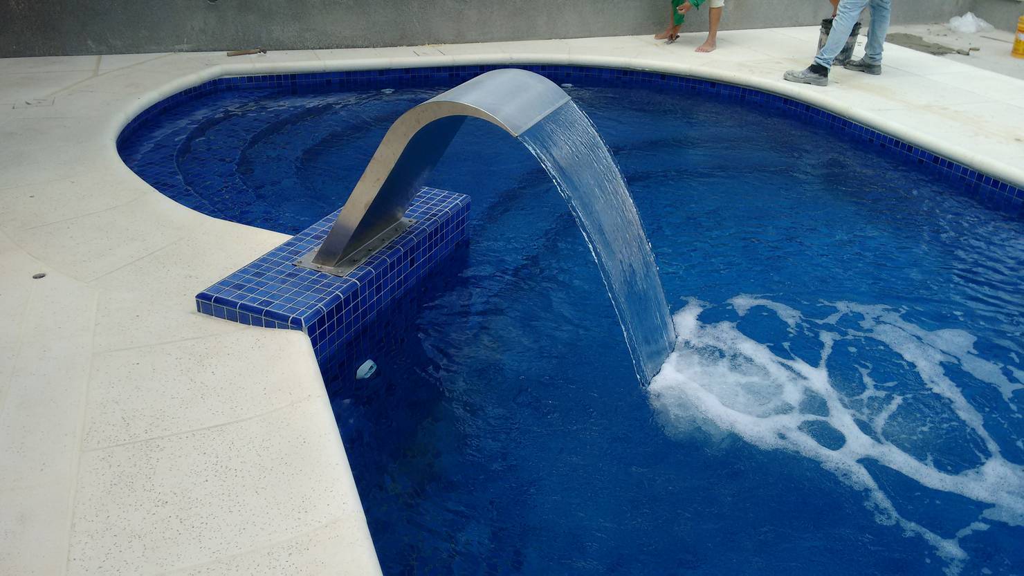 9 lindas piscinas de concreto perfeitas para o verão