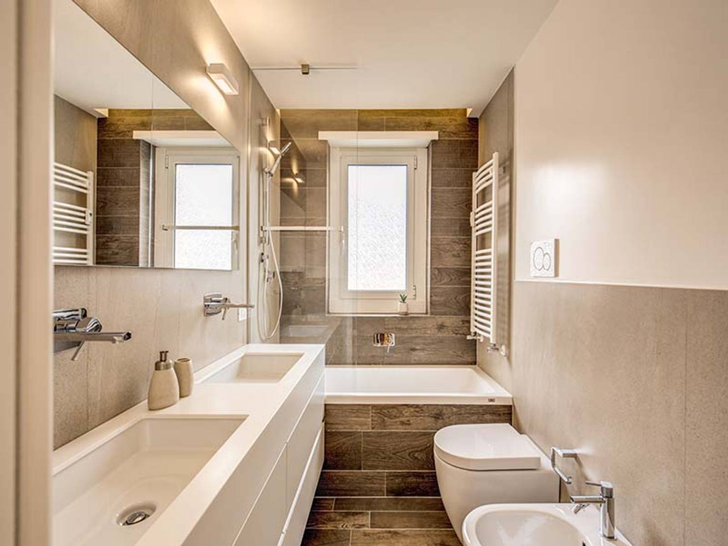 На фото - Дизайн маленькой ванной комнаты — 9 модных идей
				