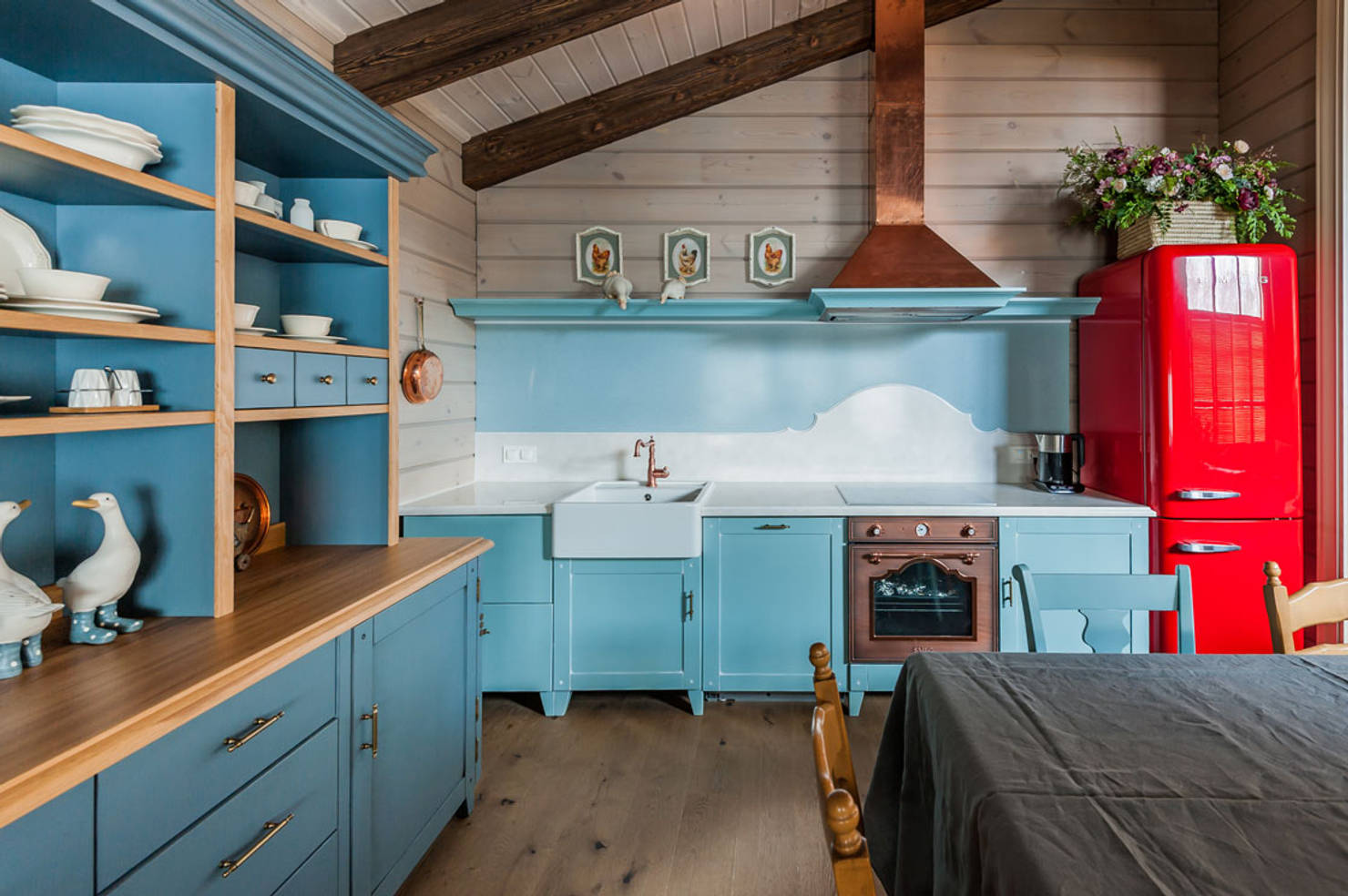 кухня в скандинавском стиле с деревянной столешницей в загородном доме