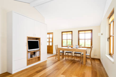 massivholzmobel wohnzimmerschrank, wohnzimmerschrank by die möbel manufaktur | homify, Design ideen