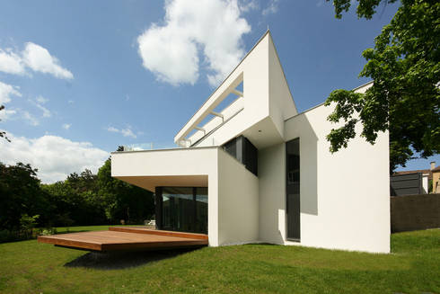 Villa in Hanglage von FLOW.Architektur homify