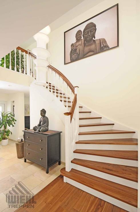 Den Platz unter der Treppe als Stauraum nutzen