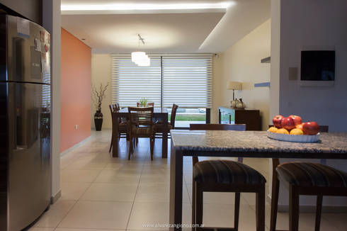 Espacios amplios integrados. madera tierra beige de estudio ...