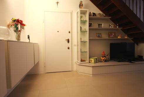 Da un soggiorno con una scala in legno si sale in mansarda... di ... Idee Scala Mansarda