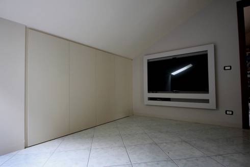 Da un soggiorno con una scala in legno si sale in mansarda... di ... Idee Scala Mansarda