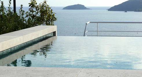 Una villa con piscina sul tetto tra le cinque terre e la versilia ... Piscina sul tetto