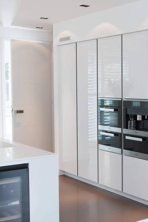 Moderne strakke greeploze witte tieleman keuken door tieleman ...