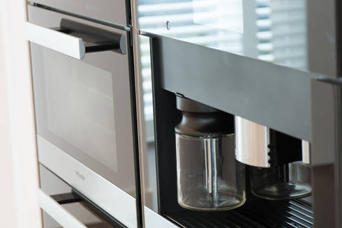 Moderne strakke greeploze witte tieleman keuken door tieleman ...
