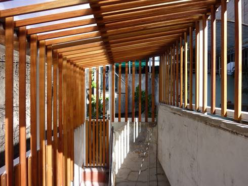 Celosía de madera de deck. Cerramiento un de patio interno. de AlMargen