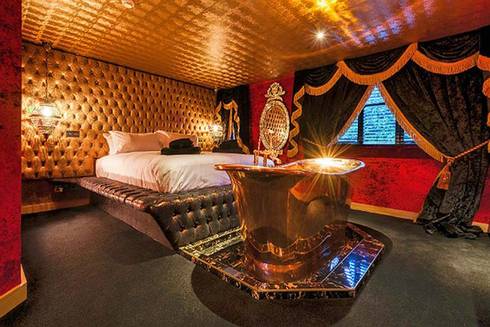 The Crazy Bear Hotel Stadhampton By Porcel Thin Homify Black Marble Tiles Surround Polished Copper Bath Hotels By Porcel Thin