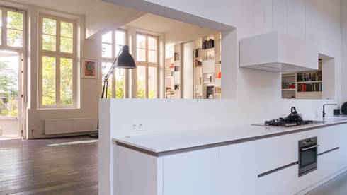 Interieur woning in school met xxl kast met taatsdeur, studie en ... Woonkamer kastenwand doors