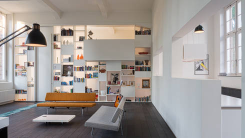 Interieur woning in school met xxl kast met taatsdeur, studie en ... Woonkamer kastenwand doors