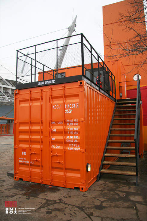 一间鲜橘色的两层楼时尚货柜屋