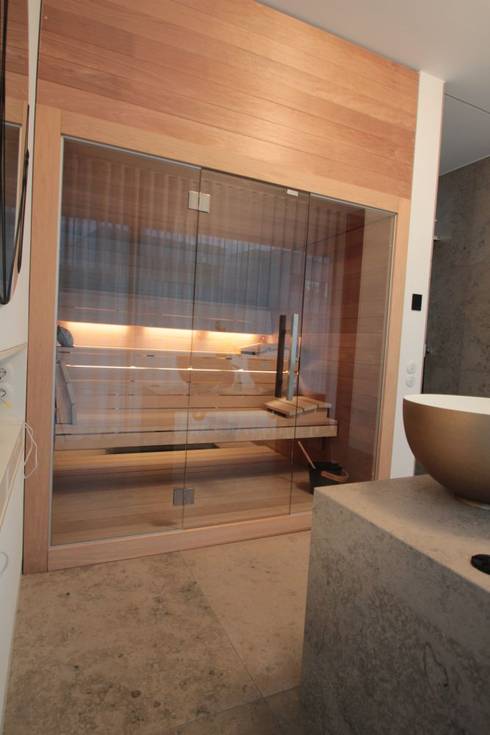 Sauna mit Glasfront und deckenhoher Verkleidung. von Wellness & More ... Sauna mit Glasfront und deckenhoher Verkleidung. von Wellness & More ...