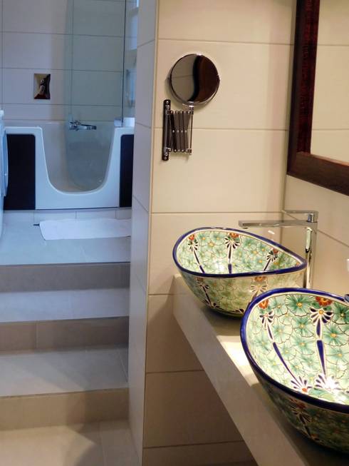 Originelle handbemalte Waschbecken für die Gäste-Toilette von