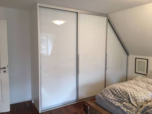 Dachschrägenschrank von Bauer Schranksysteme GmbH | homify Dachschrägenschrank von Bauer Schranksysteme GmbH | homify