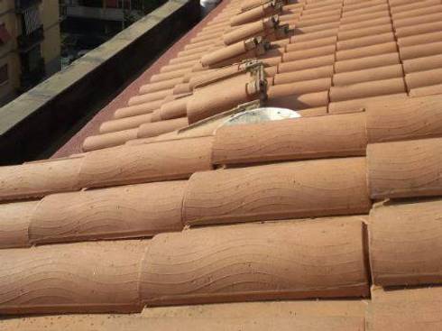 Rifacimento cornicione del tetto condominiale con lo scarico. di ... Rifacimento del tetto