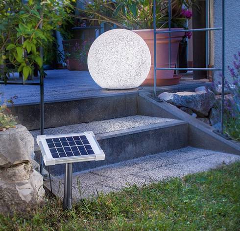 Nächtliche LichtGestaltung mit SolarLeuchtkugeln im Gartenbeet und