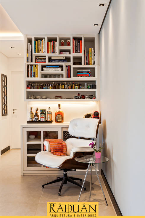 Detalhe Marcenaria: Sala de estar  por Raduan Arquitetura e Interiores