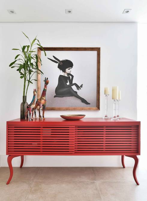 Bufê 180 Ripado Cabriolet Vermelho: Sala de estar por Move Móvel Criação de Mobiliário