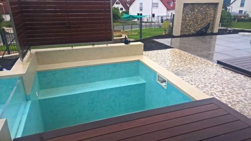Kleiner Pool mit Wasserfall, Terrasse und Holzdeck von ...
