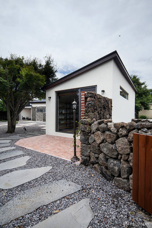 质朴的乡间平房:一个有石头围墙,使用自然素材的现代居所