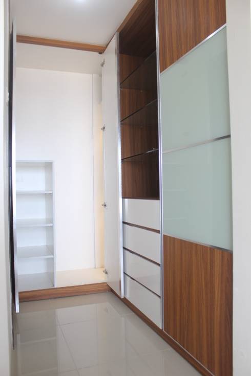 Galeri Ciumbuleuit III - Tipe 3 bedroom: Ruang Ganti by POWL Studio