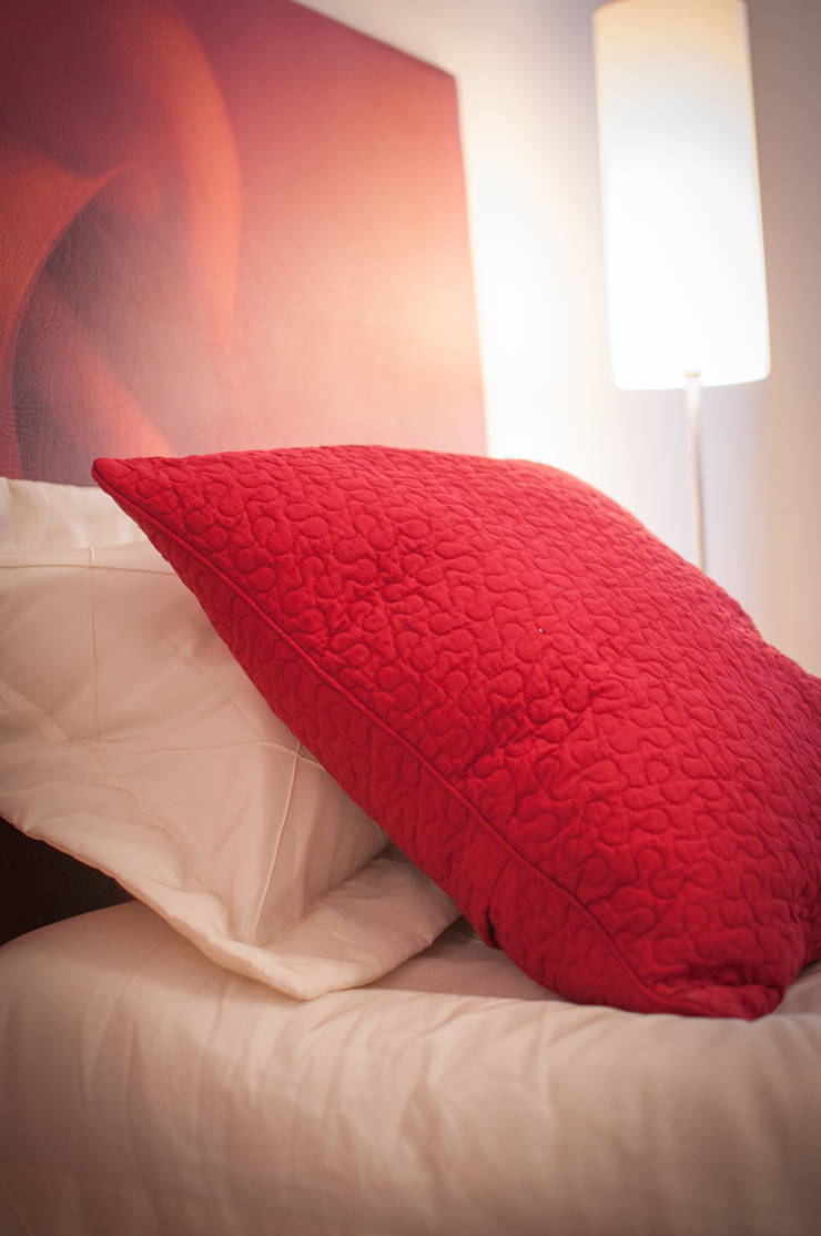 Schlafzimmer Rot/Weiss Vorher-Nachher von Luna Homestaging | homify Schlafzimmer Rot/Weiss Vorher-Nachher von Luna Homestaging | homify