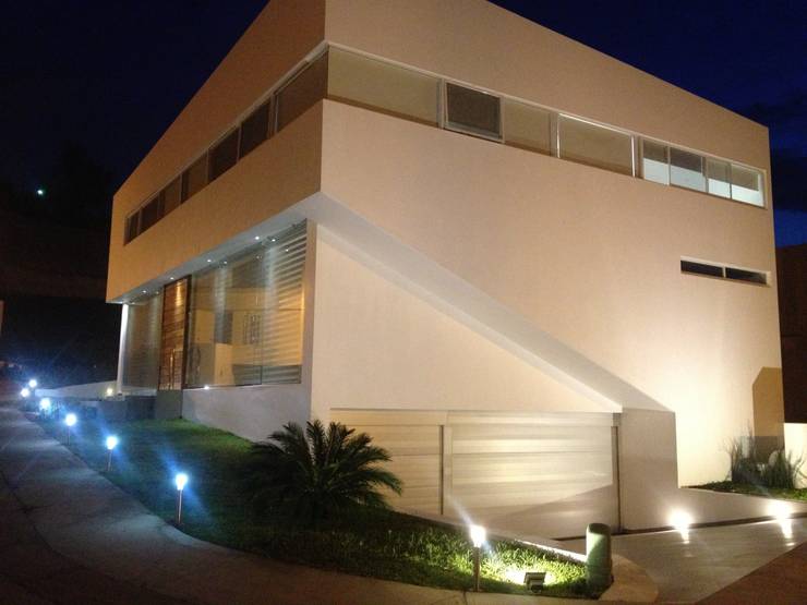 Garajes: 10 ventajas de las puertas seccionales