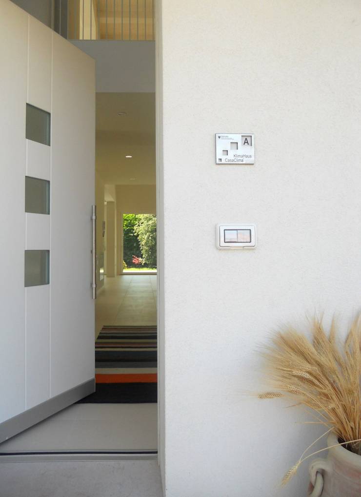  ระเบียงและโถงทางเดิน by VALERI.ZOIA Architetti Associati