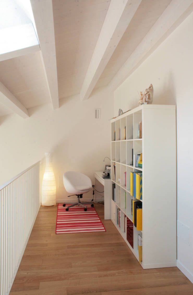  ห้องทำงาน/อ่านหนังสือ by VALERI.ZOIA Architetti Associati