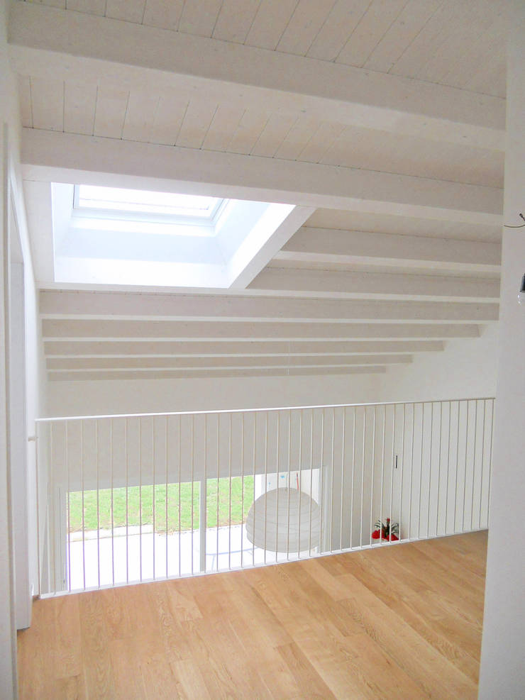  ห้องทำงาน/อ่านหนังสือ by VALERI.ZOIA Architetti Associati