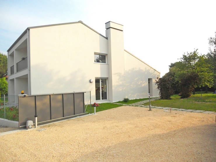  บ้านและที่อยู่อาศัย by VALERI.ZOIA Architetti Associati