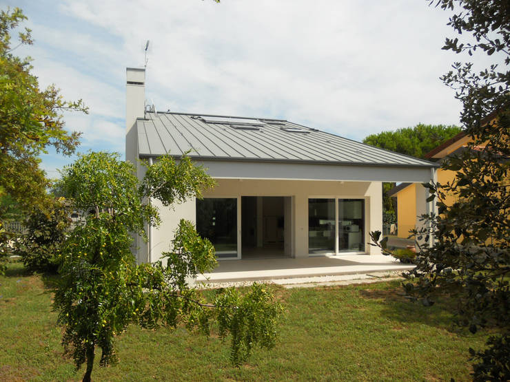  บ้านและที่อยู่อาศัย by VALERI.ZOIA Architetti Associati