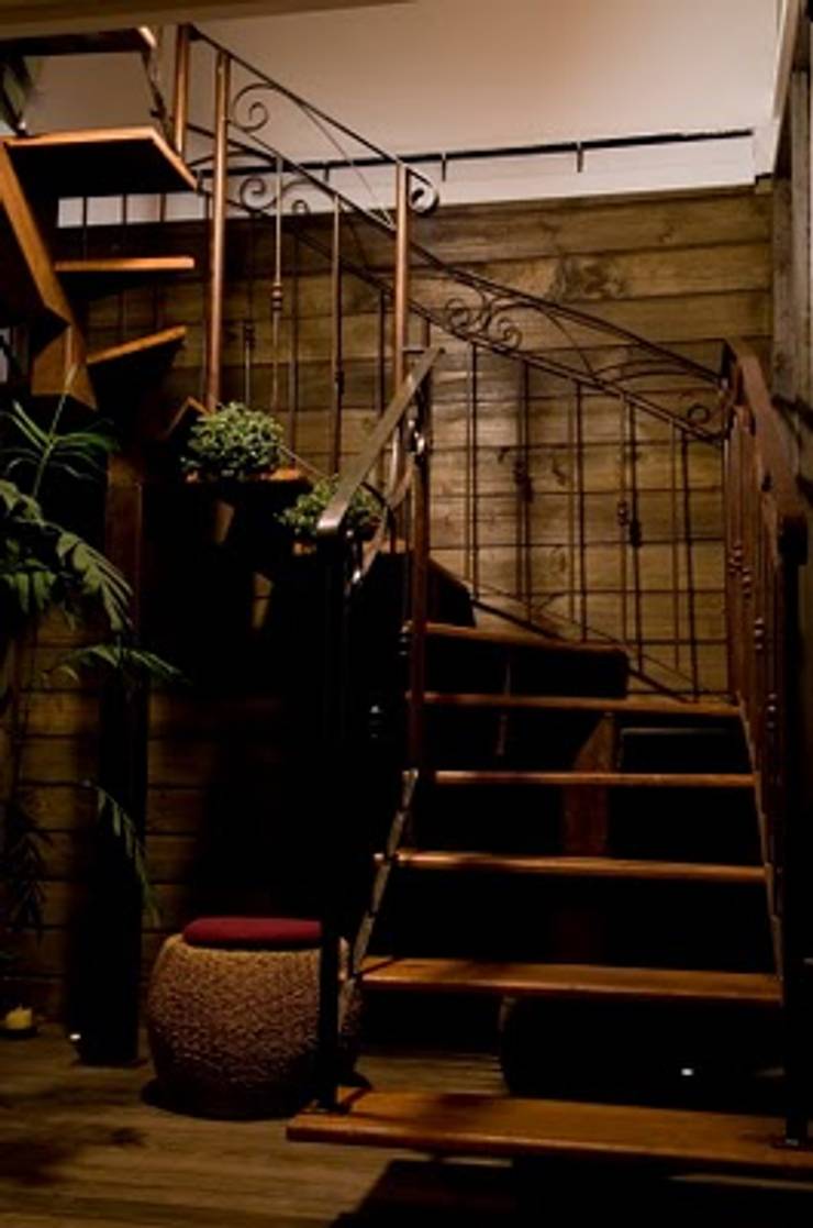 Projekty,  Korytarz, przedpokój zaprojektowane przez Ferraro Habitat