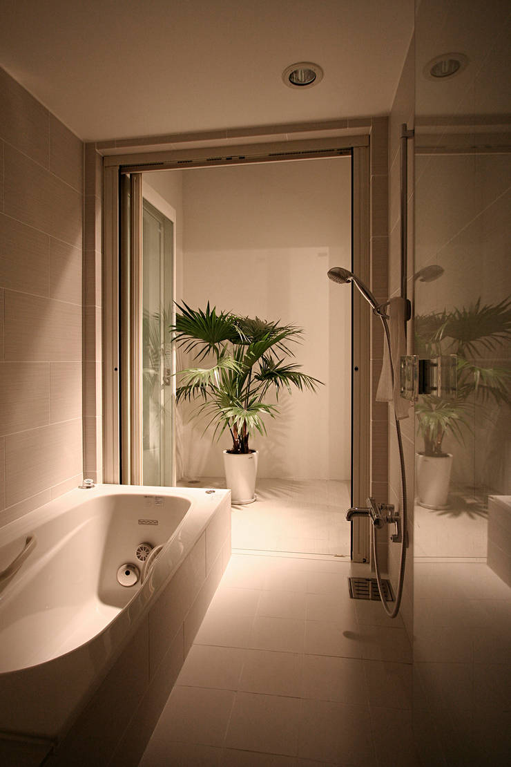 インナーテラスのある明るい住宅 ラブデザインホームズ／LOVE DESIGN HOMES オリジナルスタイルの お風呂 白色 グリーン,お風呂