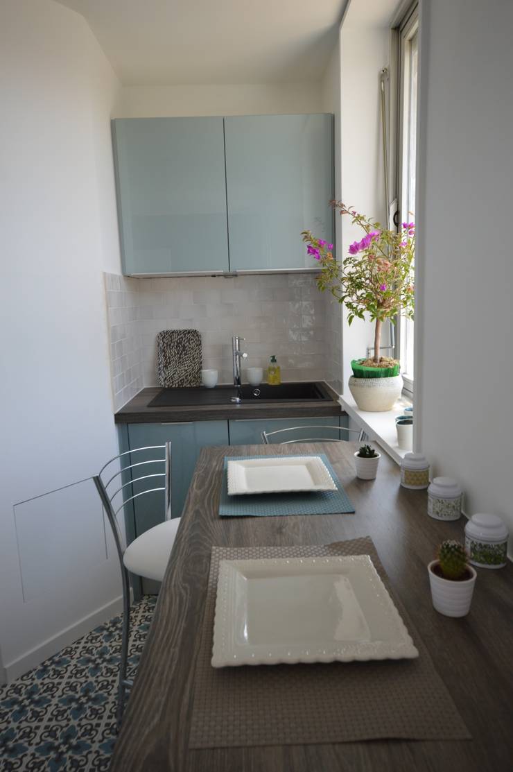 Cuisine bleu acier vintage carreaux de ciment par ...